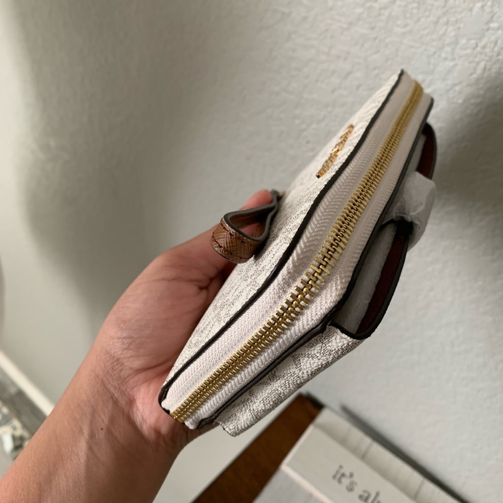 3in 1 new MK ♥️ wallet/ wirstlet/ phone holder - Picture 6 of 9